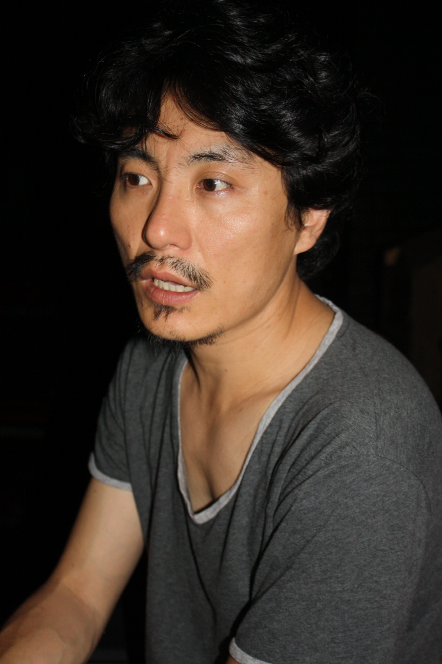 게릴라 극장 오동식 씨는 소극장을 연극의 순수한 정신을 구현할 수 있는 장소로 봤다.