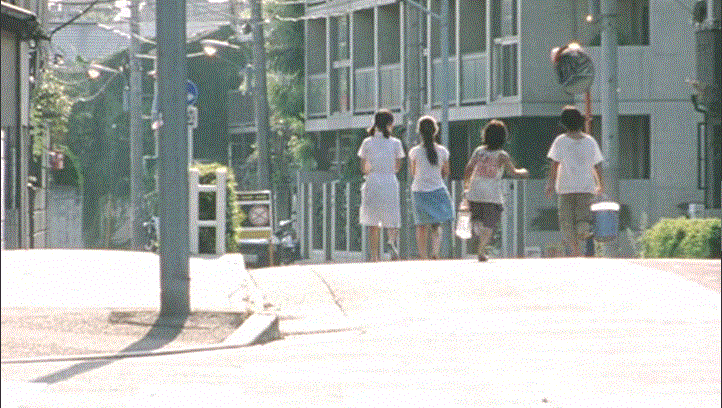 감독은 아이들의 뒷모습을 따뜻한 햇살 아래 내려놓는다. 햇살처럼 따뜻한 관심이 그들에게 미치길 바라는 것처럼.