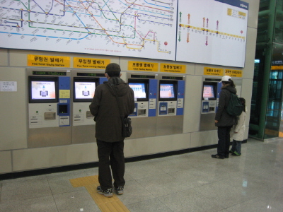 지하철 자동카드충전기는 가장 쉽게 찾아볼 수 있는 현실 속의 <2001:스페이스 오딧세이>다.