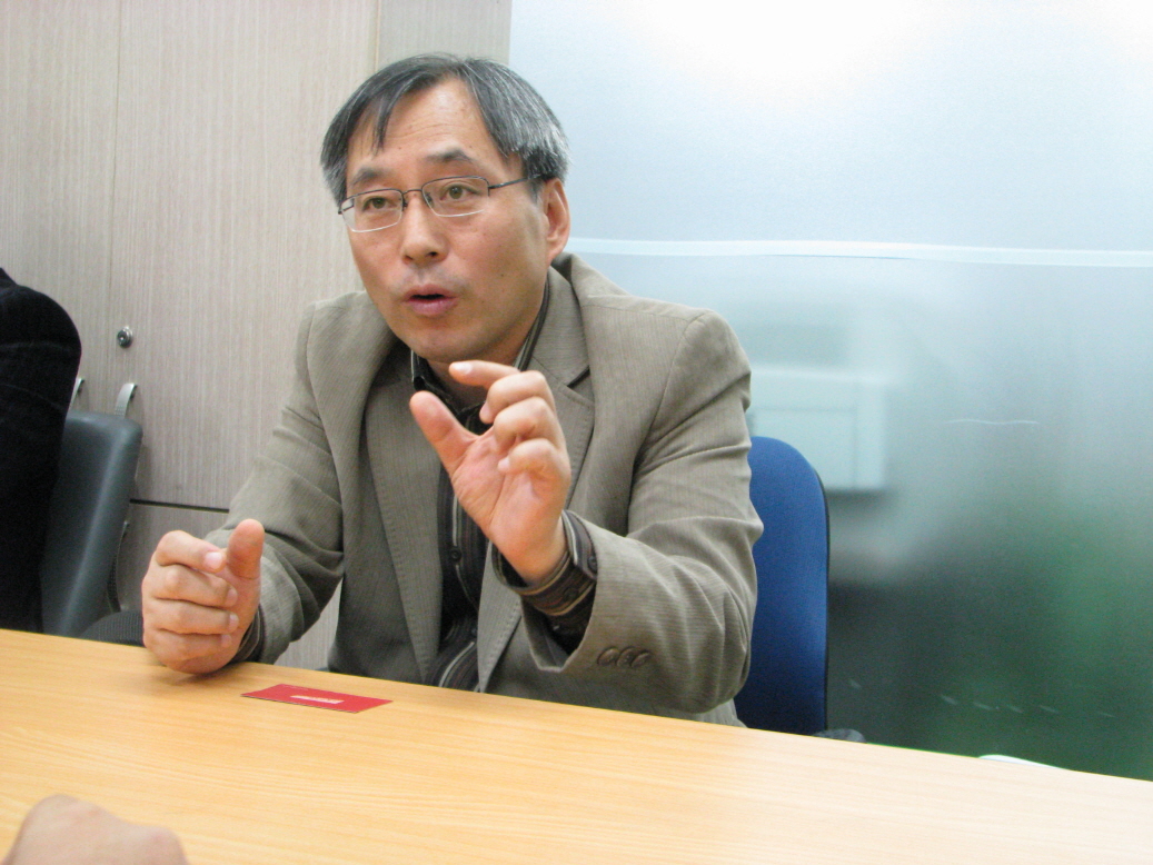 문학나눔사무국의 정우영 사무국장.