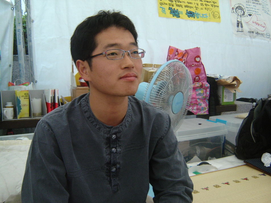 광우병 국민대책회의에서 활동하는 김동규 씨. 지금은 경찰의 눈을 피해 조계사에 은신 중이다.
