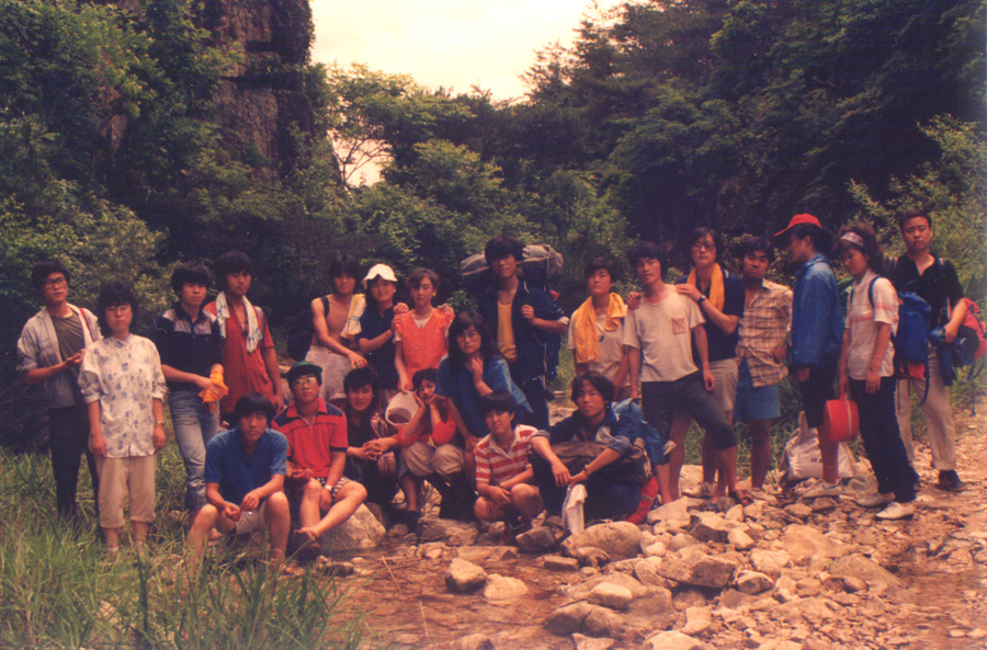 1986년 경희대 합창동아리 엠티의 단체사진이다. 그들과 우리의 엠티는 얼마나 다를까.