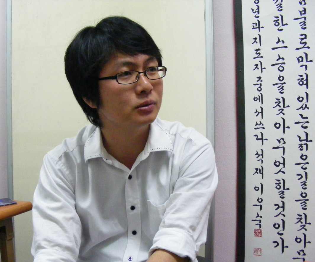 국악뮤지컬 집단 ‘타루’의 곽동근 기획팀장. 뒤에 있는 글귀는 젊은 국악연대모임의 모토 “스승을 찾아 무엇할 것인가”.