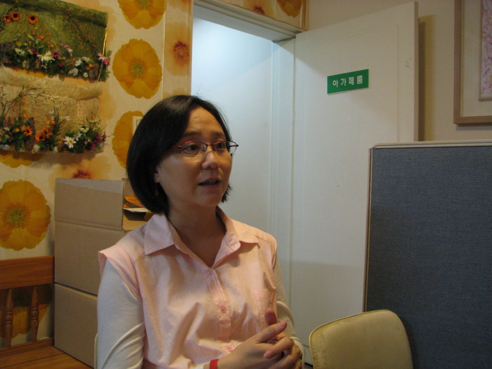 “자살을 생각하는 사람들이 보내는 제스처만 알아줘도 지금 일어나는 자살의 반은 줄일 수 있어요.” 자살 예방을 위해 노력하고 있는 생명의전화의 나선영 실장.