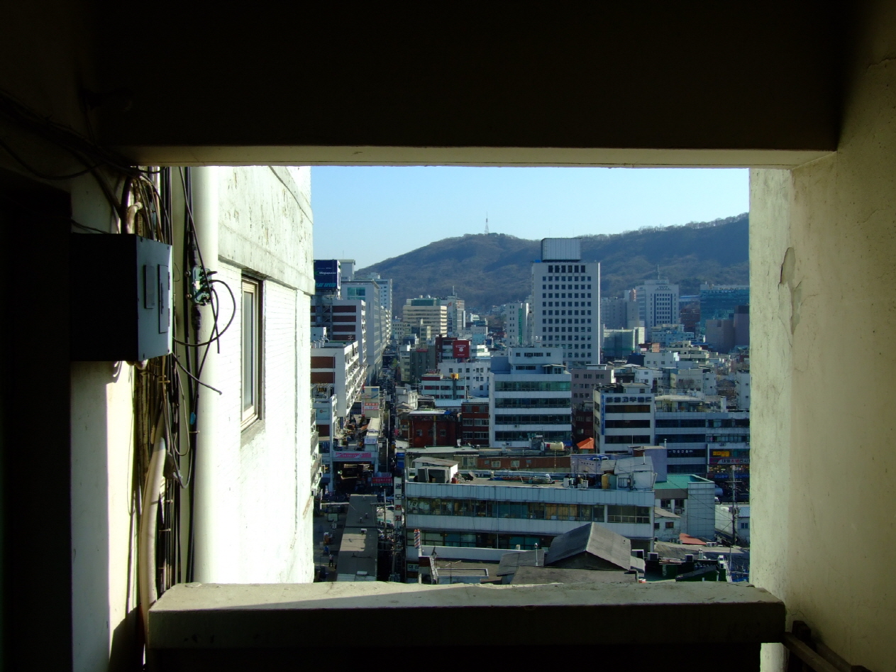 마치 영화 필름의 한 장면처럼 찍힌 세운상가의 전경.
