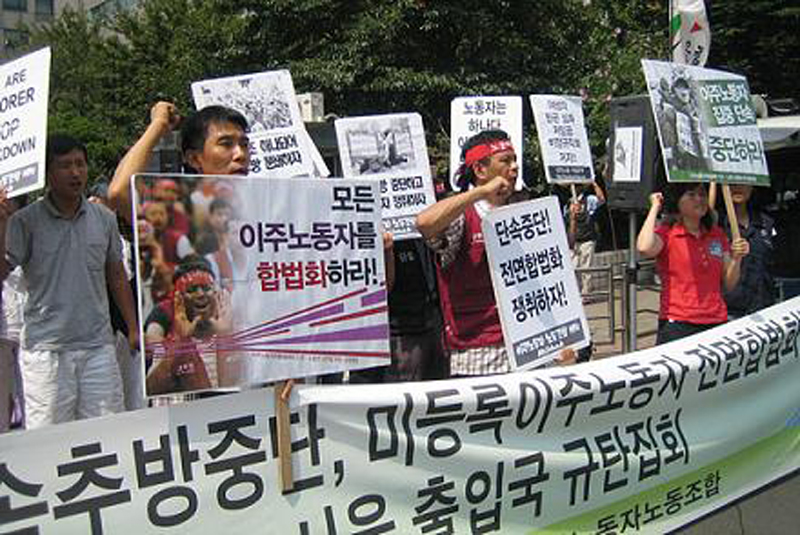 노동운동계는 이주노동자의 투쟁 또한 노동운동의 일환으로 받아들이고 지지하는 입장이다. 사진은 지난 2007년 8월 28일 서울 출입국관리사무소 앞에서 이주노조, 민주노총 서울본부, 전국철거민연합 등이 참여한 이주노동자 집중단속 규탄 집회현장.