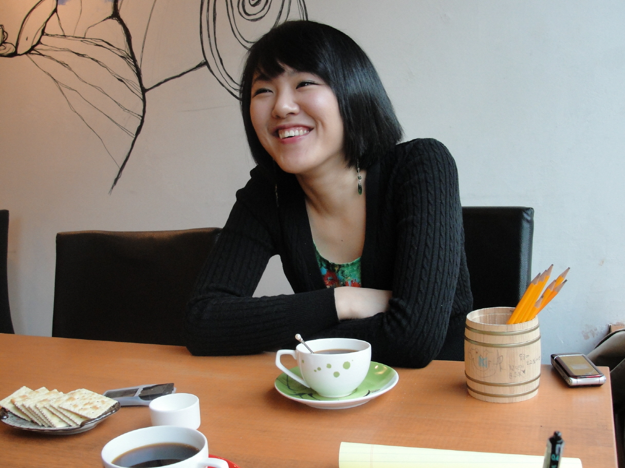 '손바닥문학상' 가작 수상자 한혜경 씨는 주변 사람들의 모습을 글 속에 반영한다.