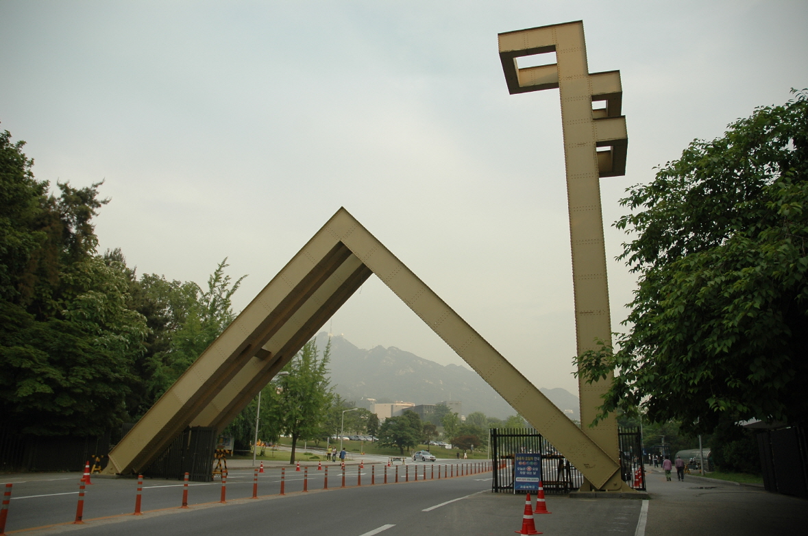 서울대 안팎에서 서울대개혁의 필요성이 대두되고 있다. 서울대가 바뀌기 위해서는 법인화가 필수적인가.