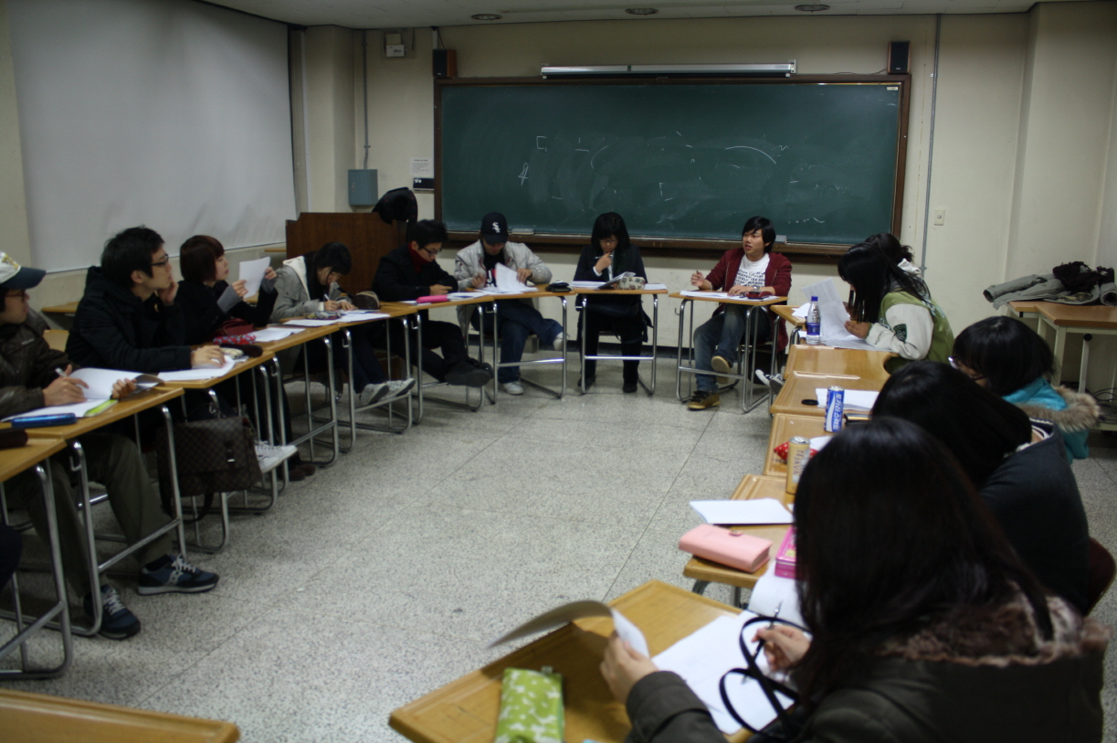 <서울대저널>의 기획회의 모습. 매주 화요일 오후 7시에 시작해 늦게까지 기사계획서와 취재내용에 대한 평가가 이뤄진다.