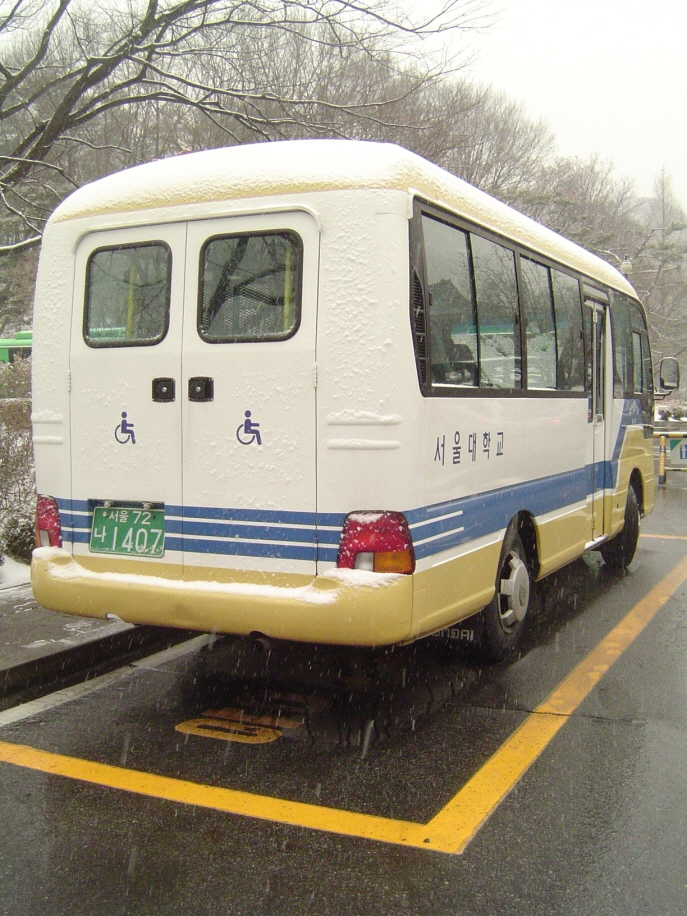학내에서만 운행되는 장애인 전용 셔틀버스. 장애인들은 “장애인을 비장애인으로부터 분리시키는 정책”이라고 비판한다.