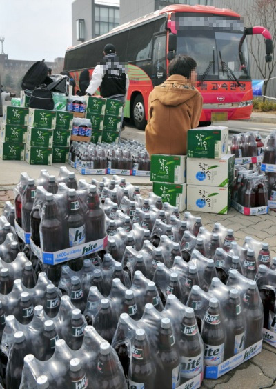 모 대학에서 엠티를 위해 준비한 술. 오늘날 엠티의 목적은 그저 '마시고 토한다'에 불과할까.