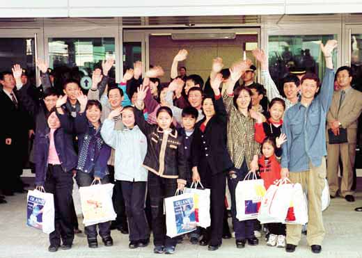 2002년 3월 18일, 베이징 주재 스페인 대사관과 필리핀을 거쳐 가까스로 남한 입국에 성공한 25명의 탈북자들. 탈북자 만 명 시대, 그들은 과연 어디에서, 무엇을 하며 살고 있을까.