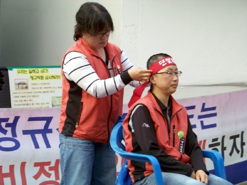 기륭전자 김소연 분회장이 2차 삭발을 거행하고 있는 모습이다.