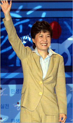 박근혜 전 한나라당 대표는 거의 모든 여론조사에서 지지하는 대통령 후보 1위를 달리고 있다. ⓒ 조선일보