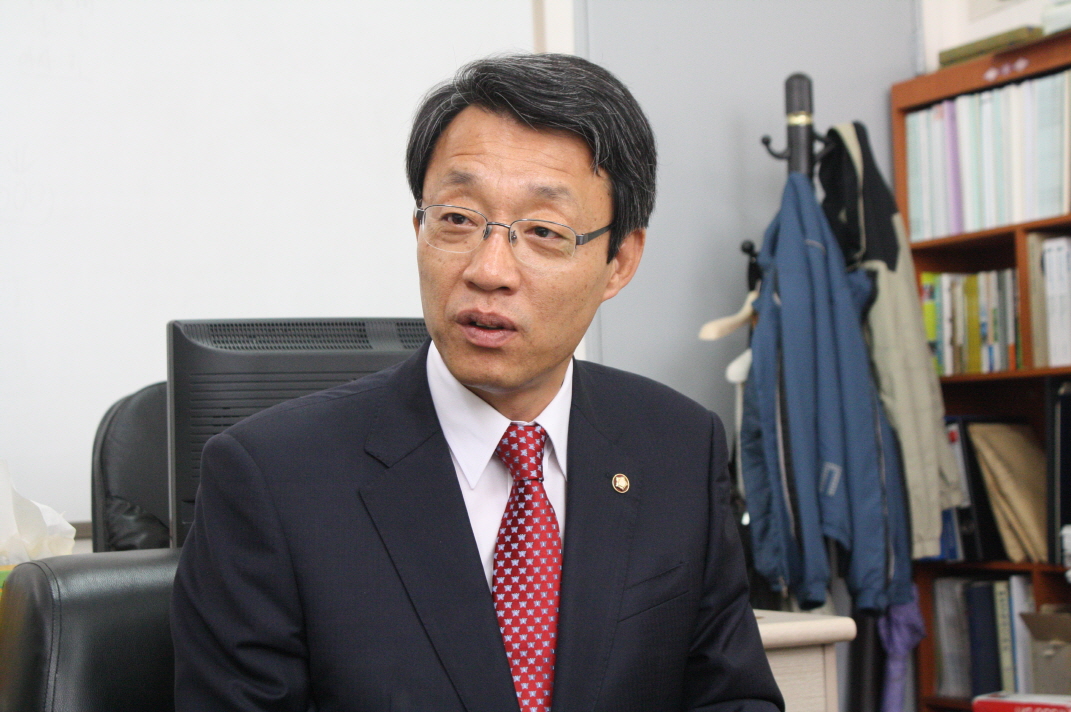 김성식 의원은 “4대강 사업 하는 열정의 절반만큼 이라도 서민들의 어려움을 보살피는 데 써야한다”며 친서민 정책을 보다 적극적으로 추진해야 한다고 말했다.