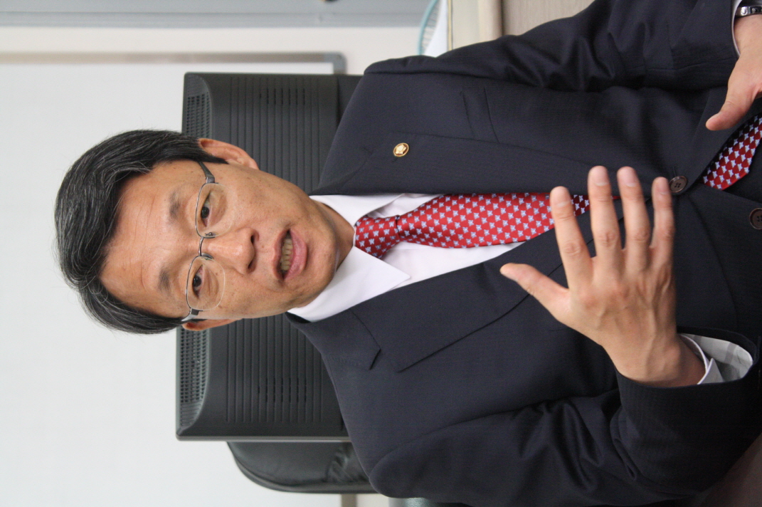 김성식 의원은 “권력에게는 정의를 시장에게는 공정을 국민에기는 기회의 사다리와 안전망을 줘야 한다”며 한나라당이 나아갈 방향을 제시했다.